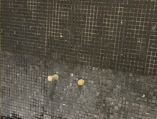 как меняется цвет состаренной поверхности при намокании водой. Такой же эффект после нанесения эпоксидной затирки