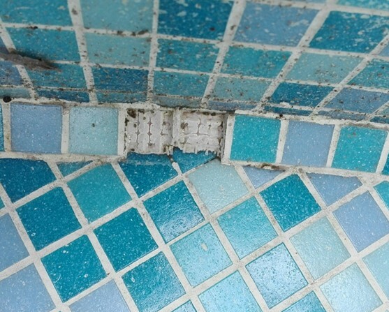 мозаика на сетке в процессе эксплуатации в бассейне